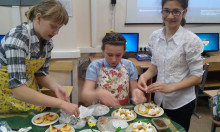 Фото учеников за приготовлением десерта