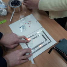 дети делают открытку на светодиодах
